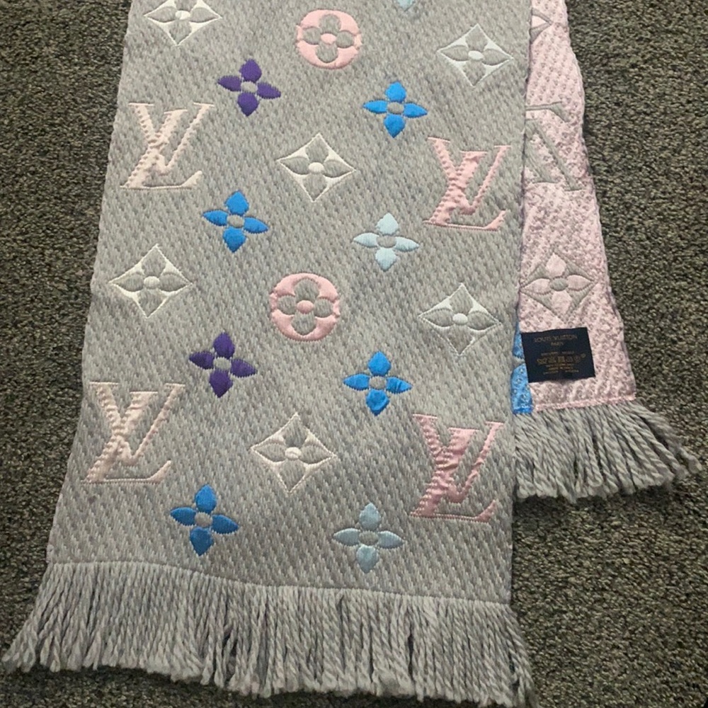 Louis Vuitton Scarf in great condition